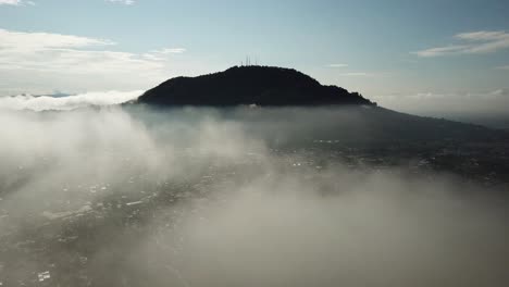 Luftaufnahmen-Zeigen-Die-Kleine-Stadt-Bukit-Mertajam-Bei-Einem-Flug-über-Der-Weißen-Wolke